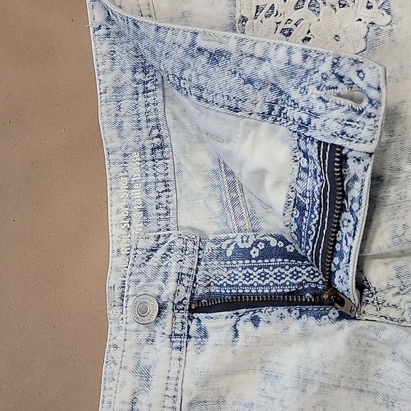 Mossimo Size 8 / 29 Acid Wash Lace Accent Denim Short-Shorts Excellent Used Cond - Picture 8 of 10